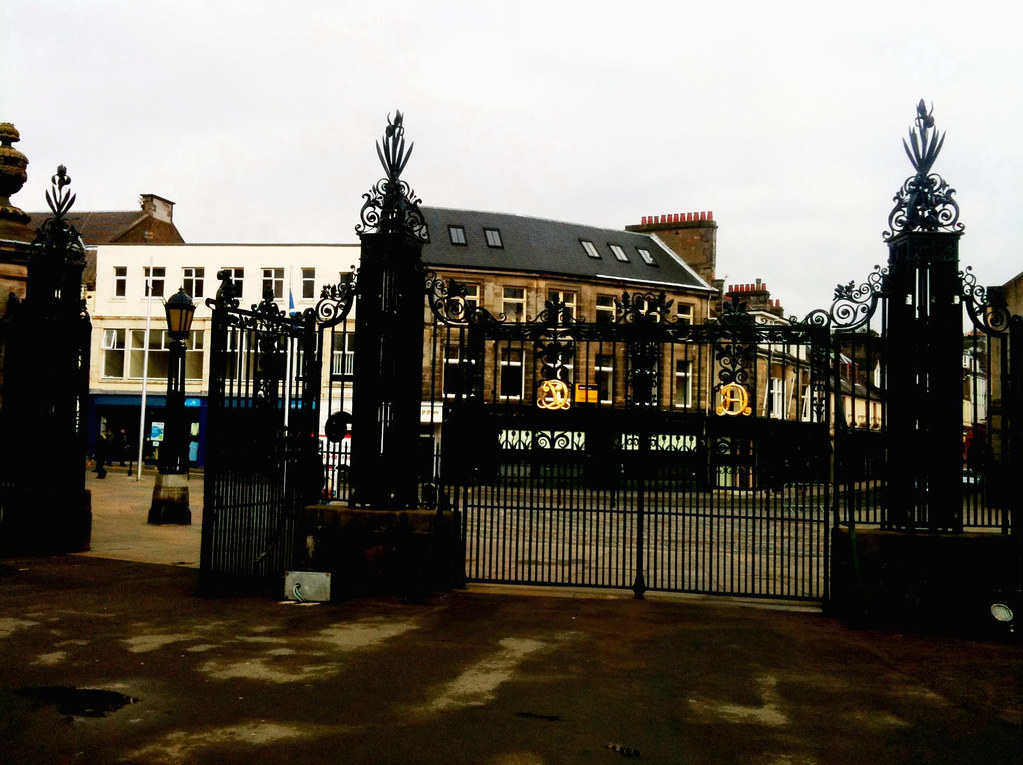Louise Carnegie gates Dunfermline Clint f Devlin Flickr