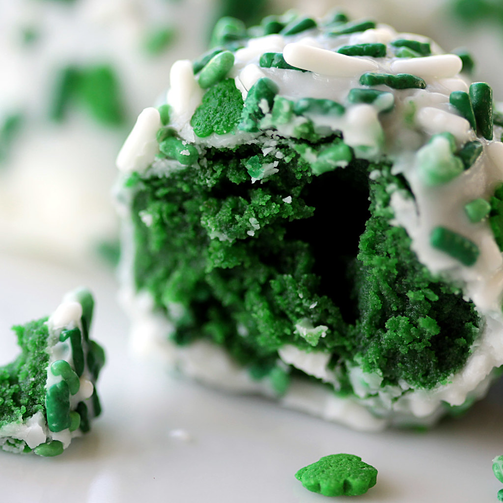 green cake ball pop Green velvet cake pops at www.lovefro… Flickr