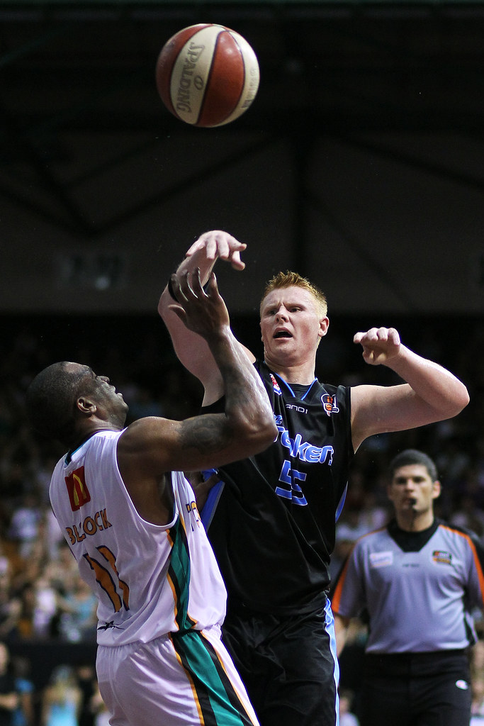 Gary Wilkinson Breakers' Gary Wilkinson throws a pass over… Flickr