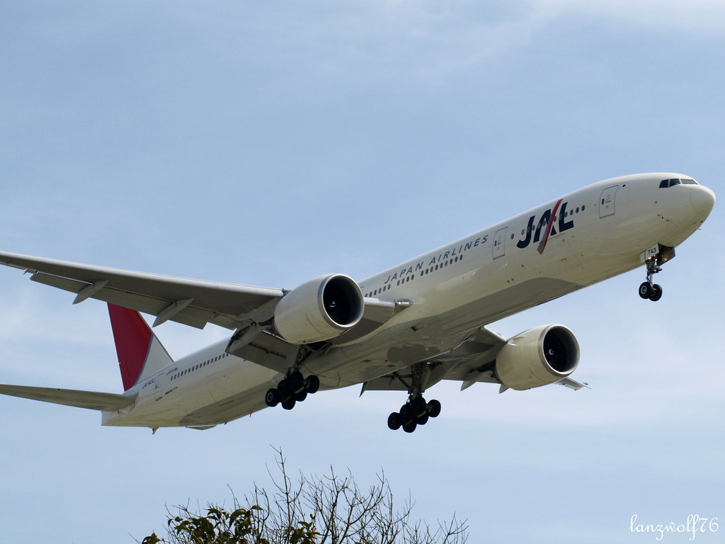 JAPAN AIRLINES landing at LAX B777 Omar Wolf Lanz Flickr