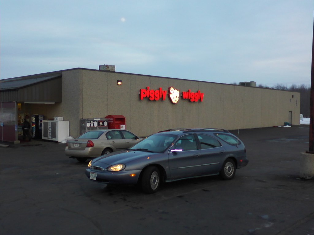 Piggly Wiggly sign illuminated SCOTT CRYSTAL's SMALL PIG… Flickr