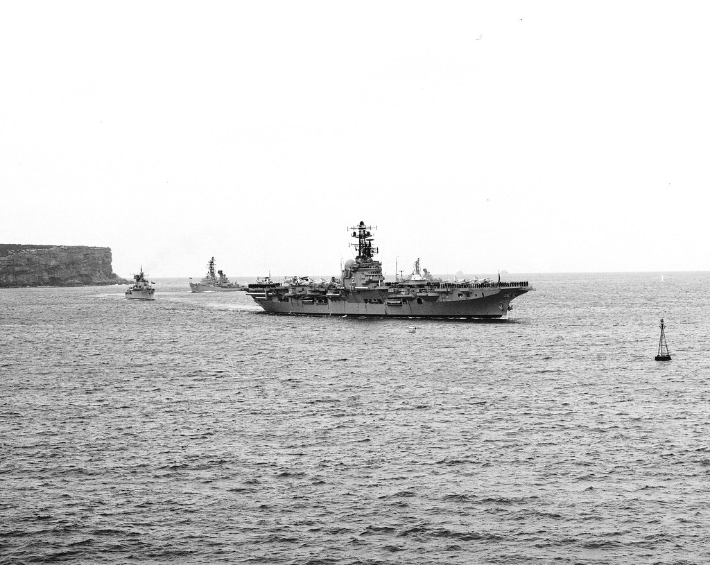 Oct. 4, 1977 HMAS MELBOURNE [II] leads the Queen Elizabet… Flickr