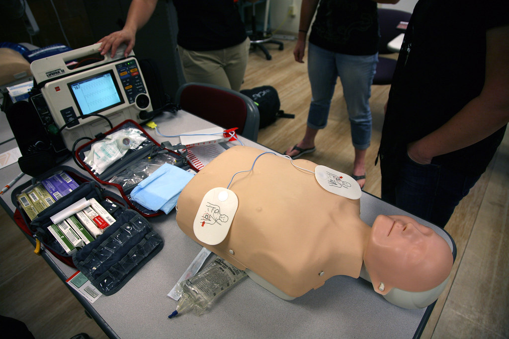 Cardiac Arrest Simulation Paramedic students learn how to … Flickr