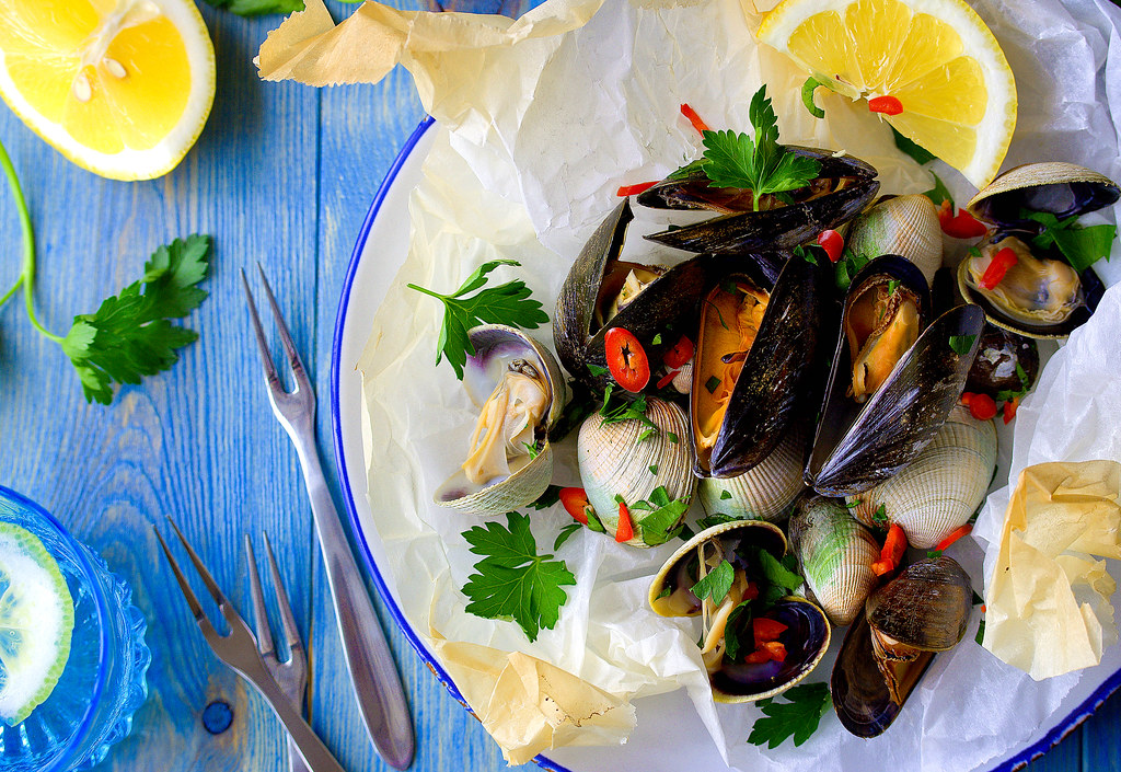 Mussels with white wine and lemon juice, baked in parchmen… Flickr