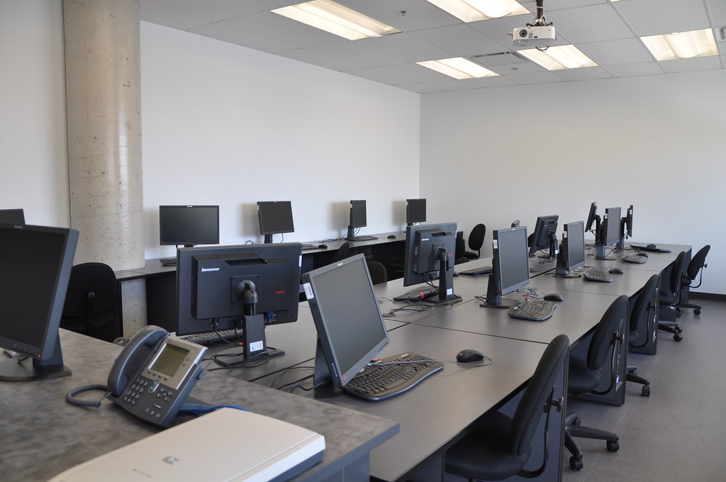 Laboratoire informatique Centre de Brossard Cégep SaintJeansur