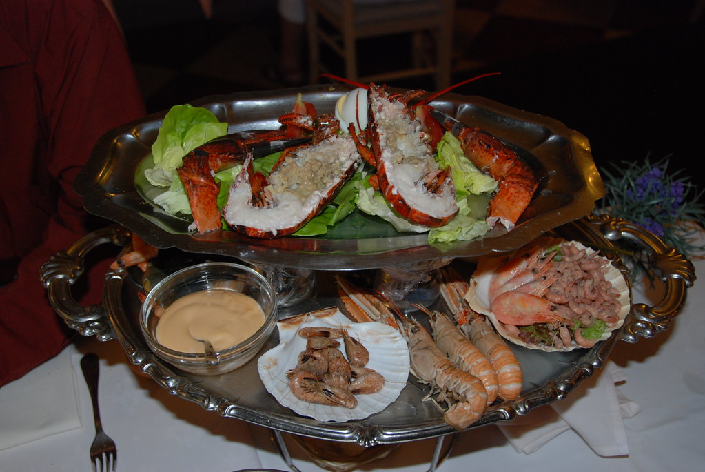 La tour de fruits de mer Sur l'étage de dessus ,le homard … Flickr
