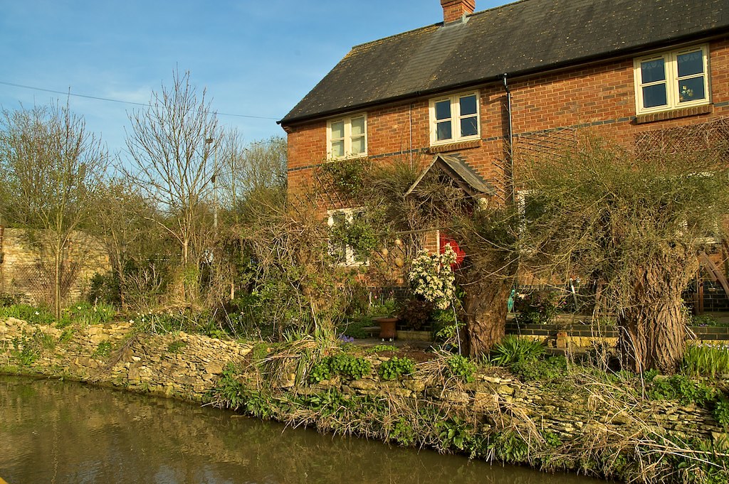 Canal home, Somerton Somerton, Oxfordshire Dr Hilary Rhodes Flickr