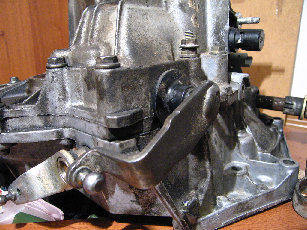 Peugeot 206 Gearbox step 5 Фиксируем вторичный вал от п… Flickr