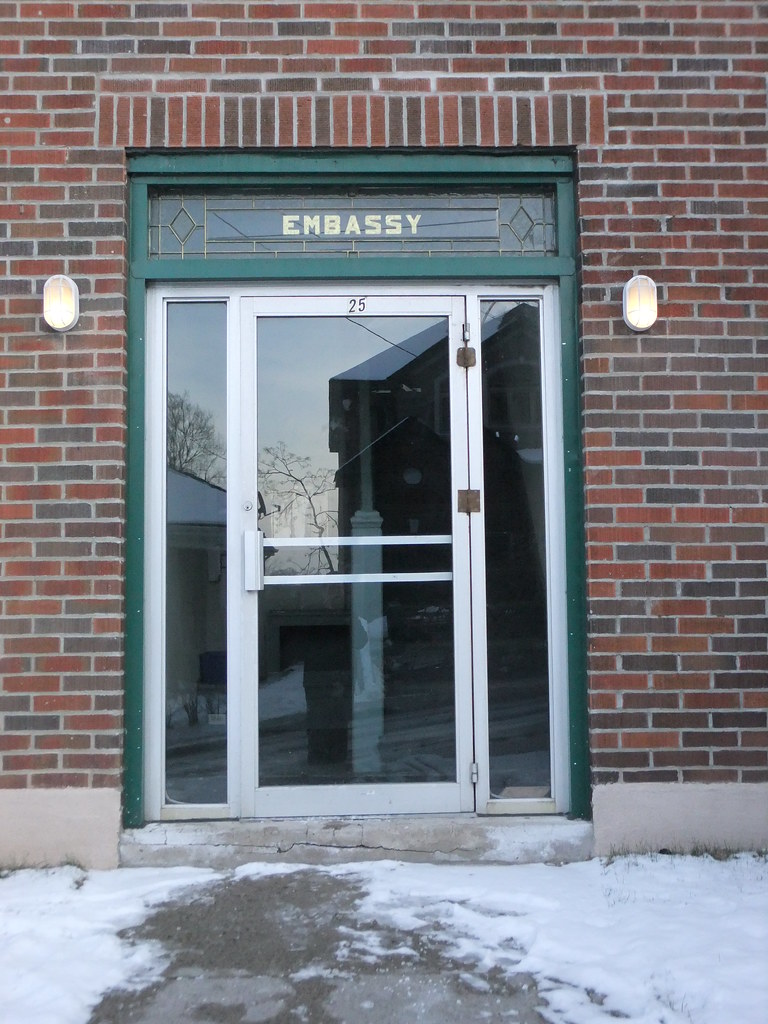 Embassy Apartments door Joe Flickr