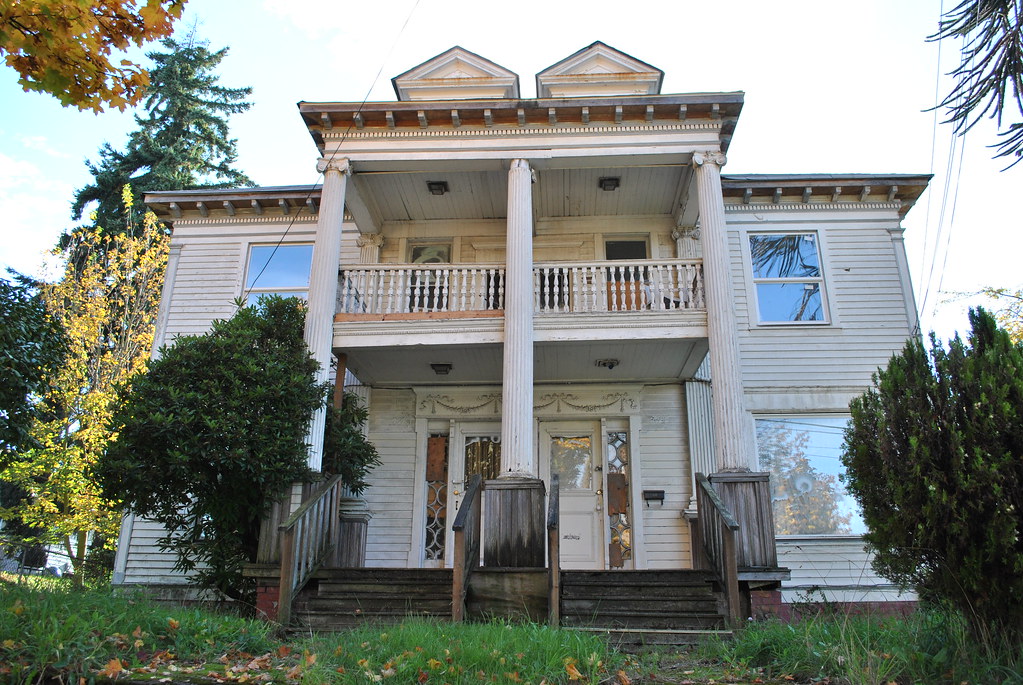 Big White House This house sits on Yesler and MLK Way in t… Flickr