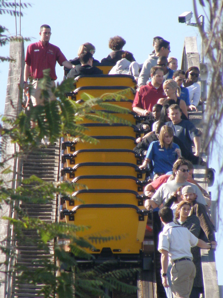 Ride stuck, Gwazi Roller Coaster in Busch Gardens. Tampa Azalia