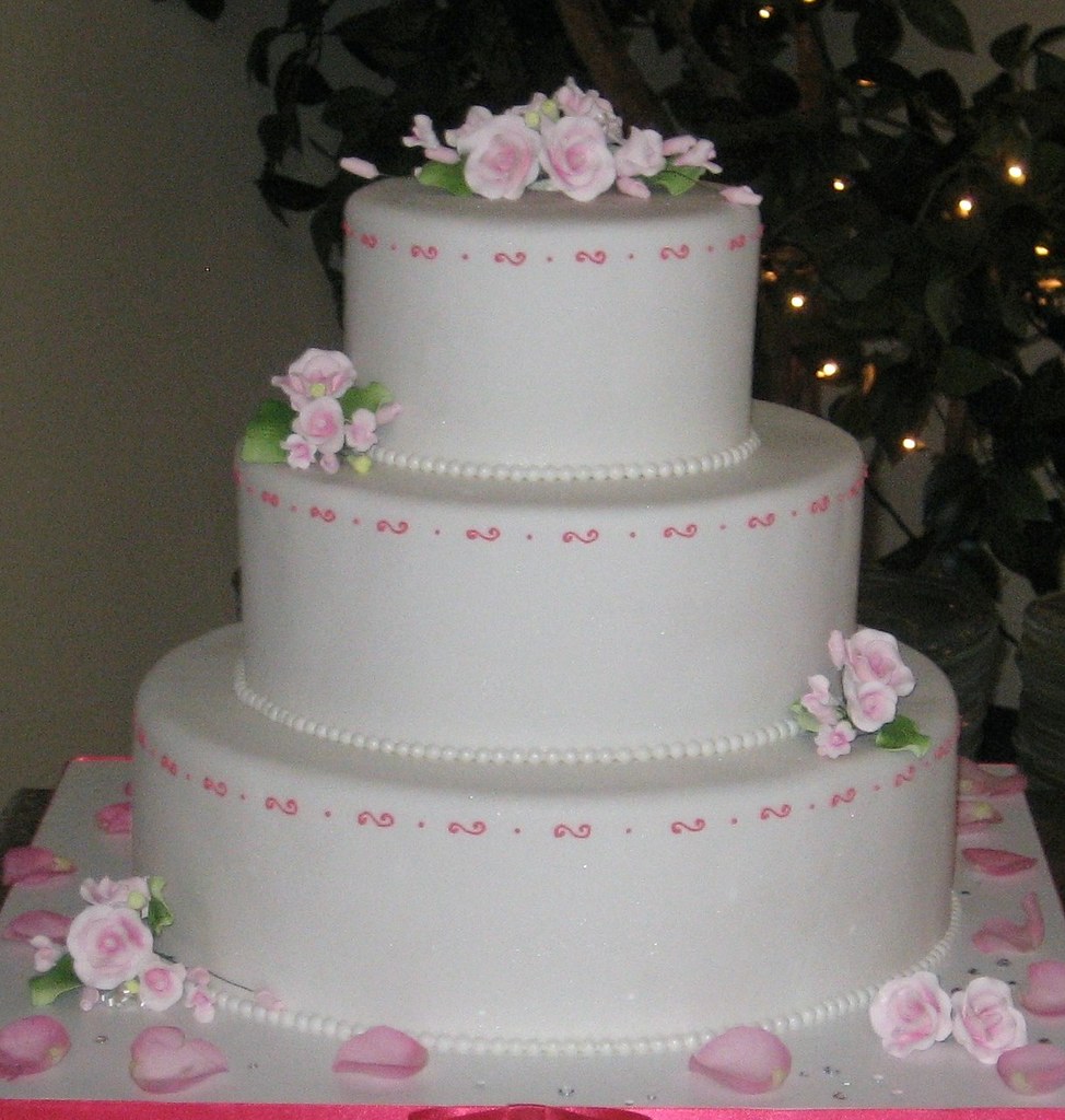 Stephanie's cake White fondant, delicate hotpink scrollwo… Flickr