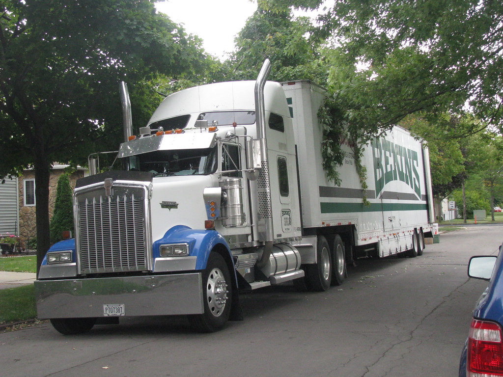 Kenworth truck in Niagara Falls, New York on a low clearan… Flickr