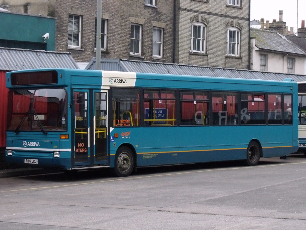 3187 P187LKJ Dennis Dart Plaxton Pointer SLF, Guildford Fr… Flickr