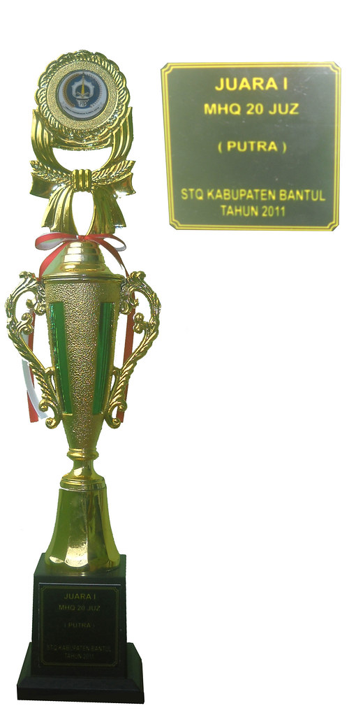 Piala Juara 1 Penghargaan dari MHQ Bantul 2011 Hamdani