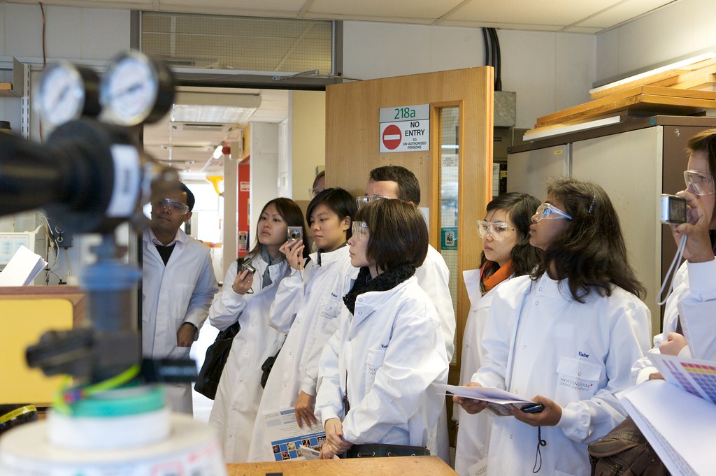 Science labs International visitors 2010 visit the laborat… Flickr