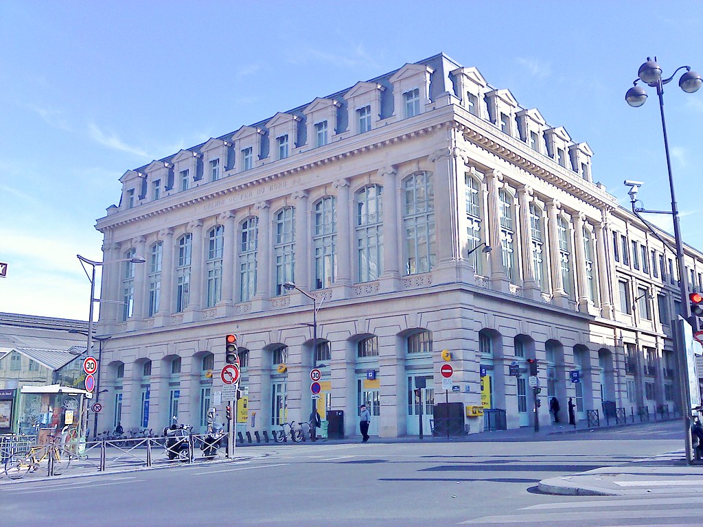 Le bureau de poste et le centre de tri de la gare du Nord, Paris