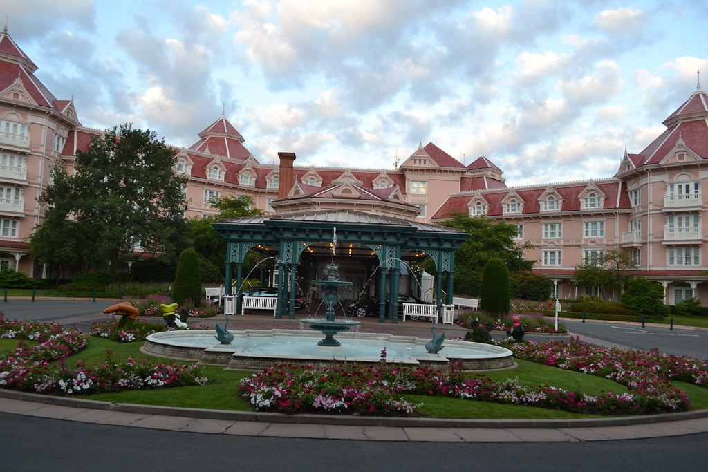 Disneyland Hotel Loren Javier Flickr