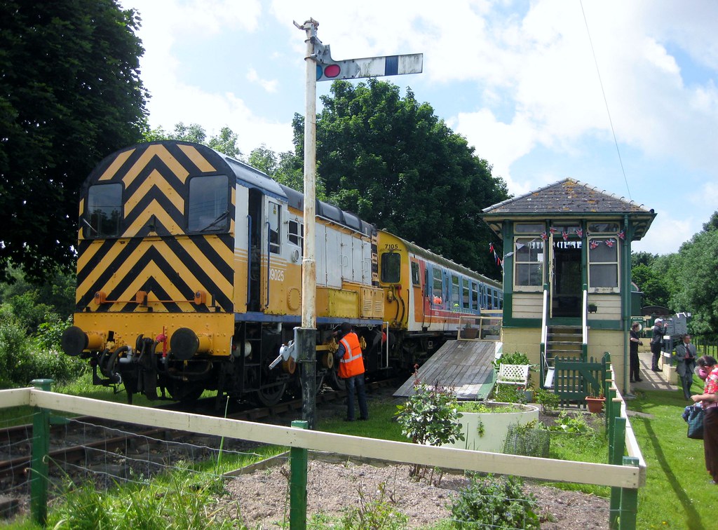 East Kent Railway 09025 (pulling 7105) at Eythorne a photo on Flickriver