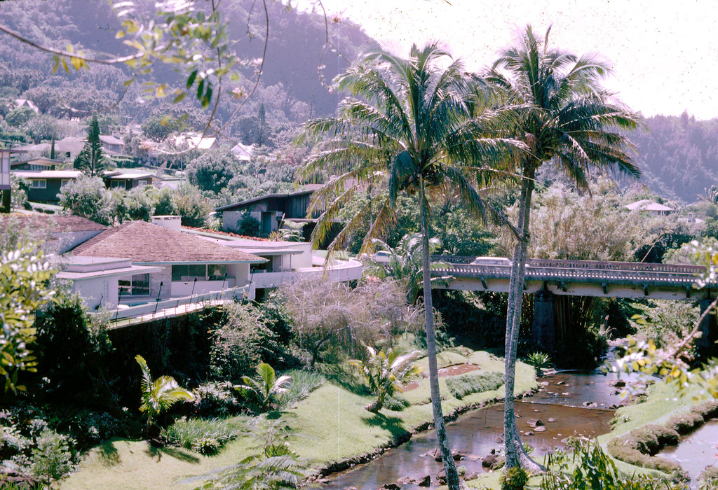 Nuuanu Valley A home in Nuuanu near the Old Pali Road, c. … John