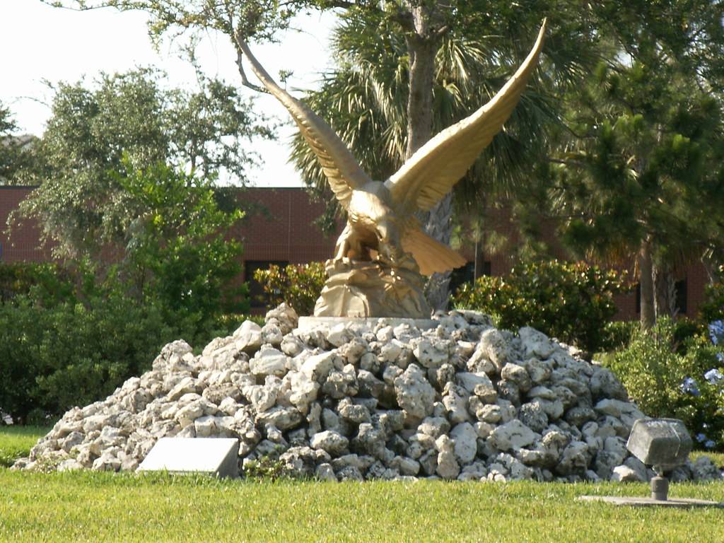 Golden Eagle Golden Eagle Mascot of Naples High School, Co… Flickr