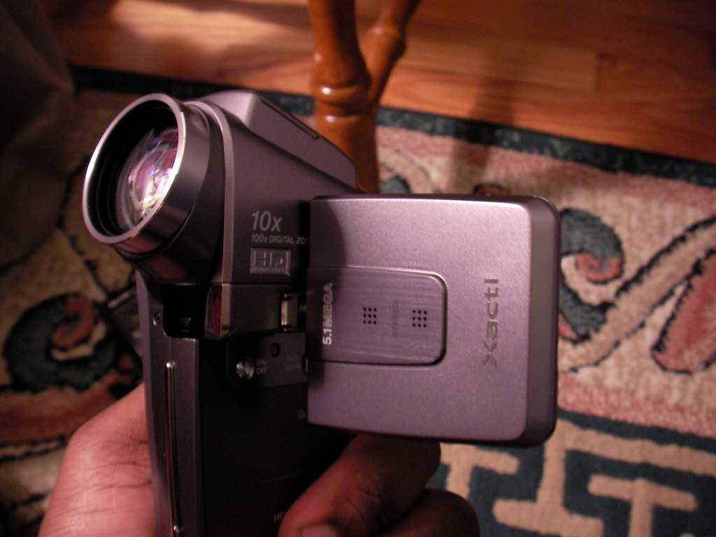 Sanyo's Xacti Mpeg4 HD Camcorder Shoots to SD Card at 720p… Flickr