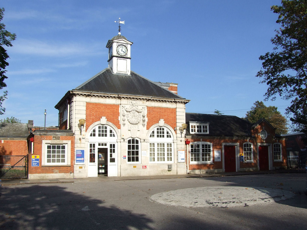 Hatch End Station Until the early 1960s, Hatch End was onc… Flickr