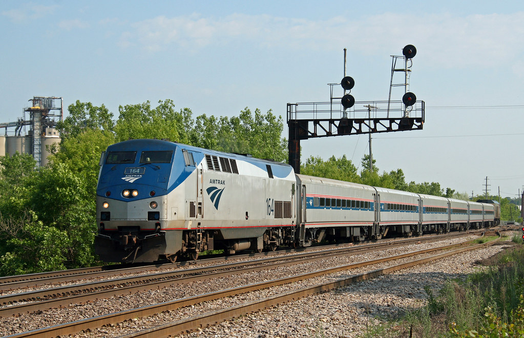 Hiawatha Amtrak Hiawatha Service train No. 337 passing und… Flickr