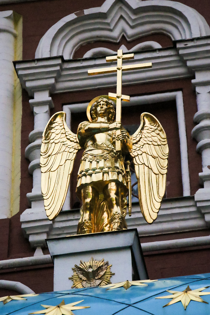 Golden angel statue on the Iveron Chapel, Moscow, Russia モ… Flickr