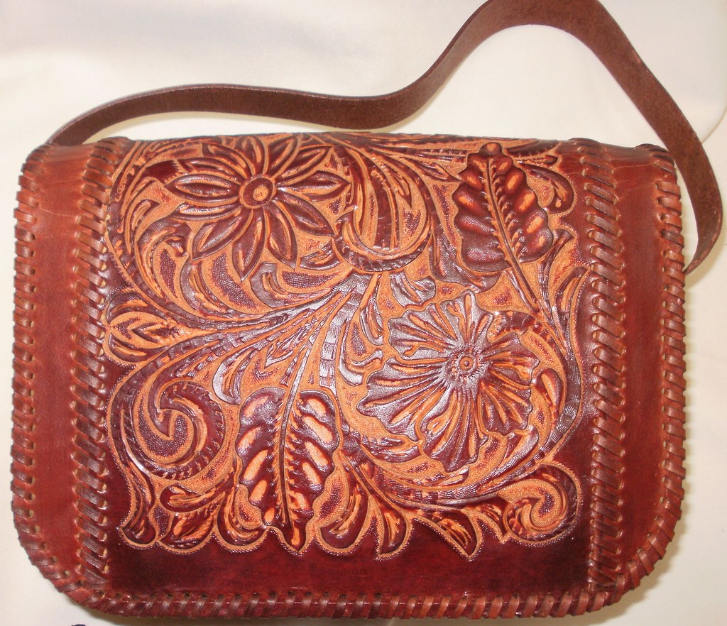 가죽공예;핸드백Leather craft bag) 가죽에 carving하고 가죽레이스로 마감하였습니다. Flickr