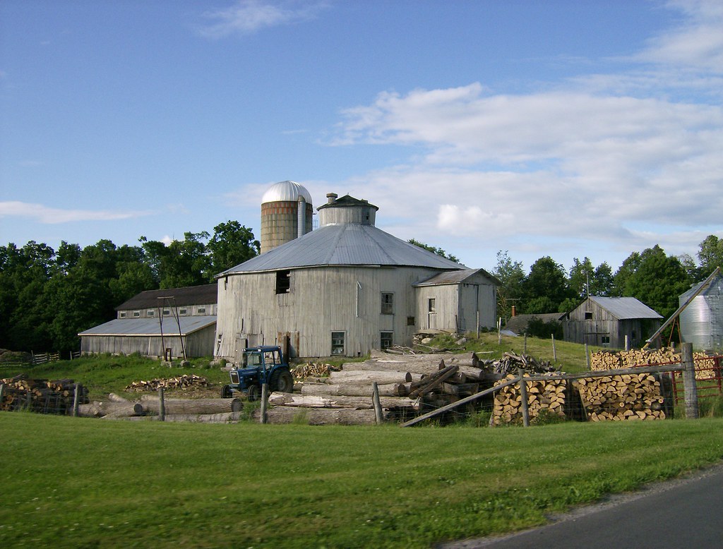 Round Barn in Athelstan/Hinchinbrooke, QC trumpeterny Flickr