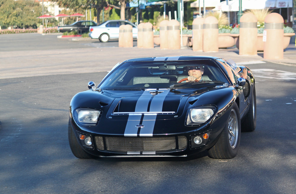 Ford GT40. Old school GT pulling into Carlsbad Cars and Co… Flickr