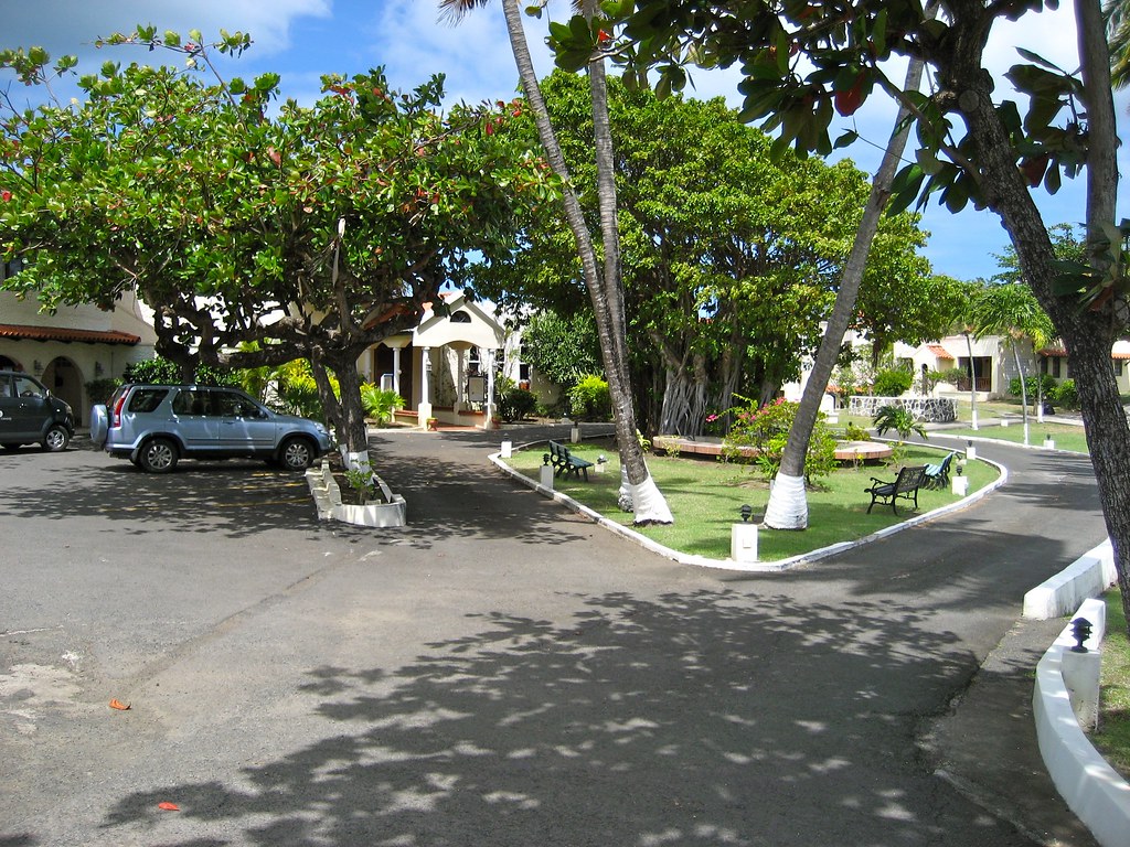 Grounds of The University Club at L'anseauxEpines Flickr