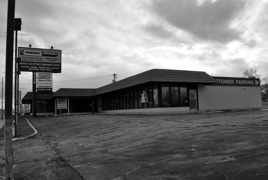 Daves Auto Sales along the front This building is situatio… Flickr