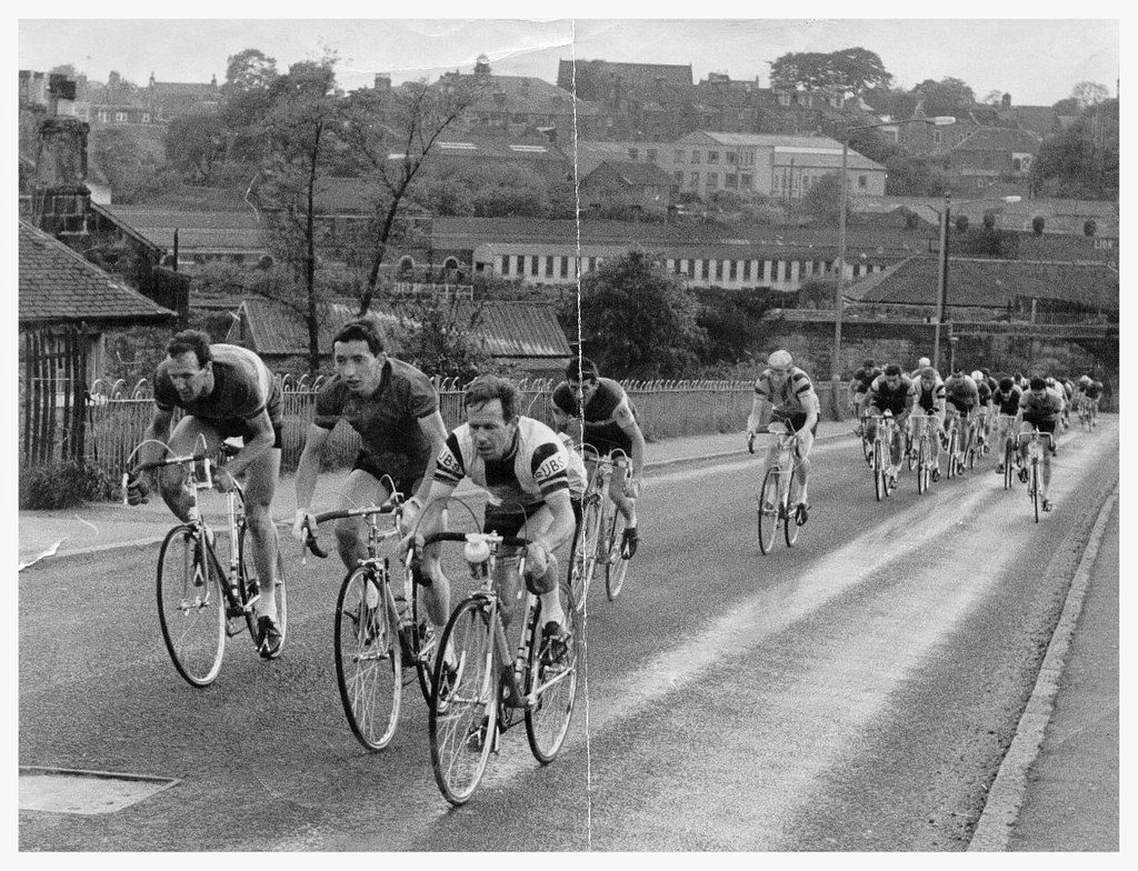 Kirkintilloch Road Race. The field tackle the Hillhead Bra… Flickr