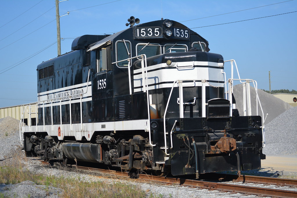 DRR GP8 1535 Dunn Roadbuilders Railroad GP8 1535 awaiting … Flickr
