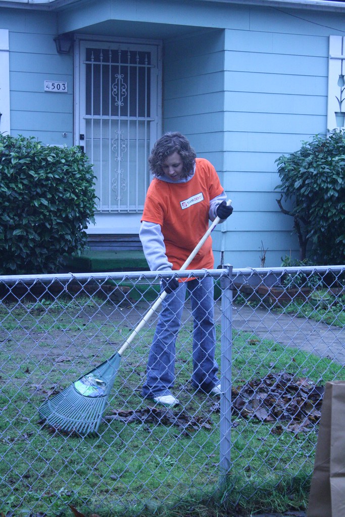 12210 Leaf Pickup for Homebound Seniors Friends of Trees… Flickr