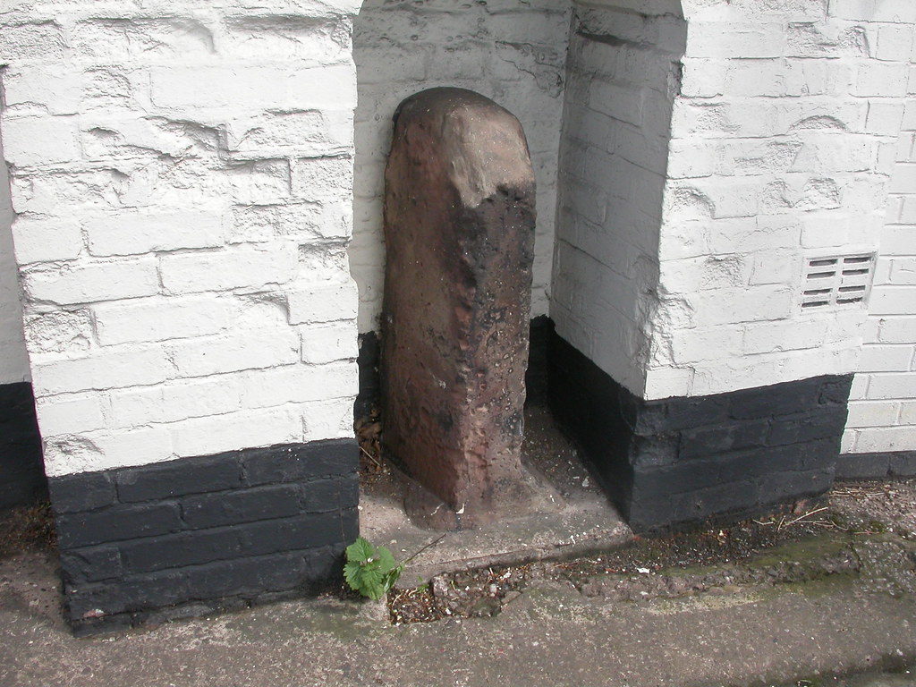 CH_ZMER Mere Milestone on A556, Chester Road, Bucklow Hill… Flickr