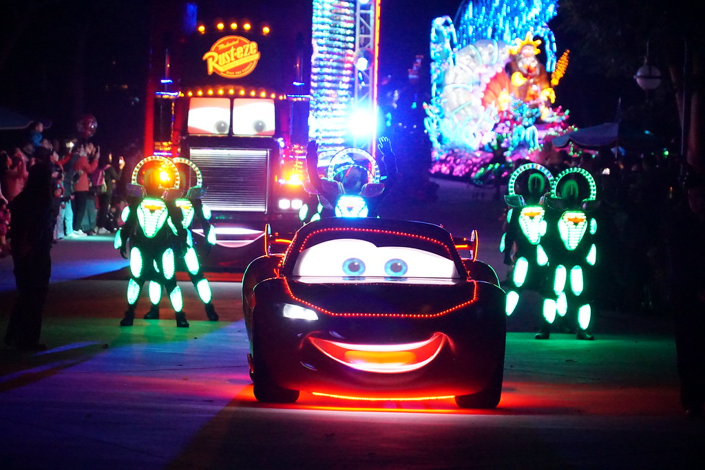 Lightning McQueen (Cars) at Disney Paint the Night parade … Flickr