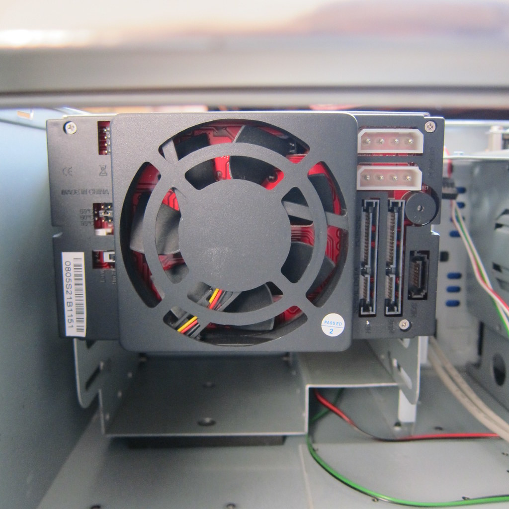 PC 0351 This is what's behind the hard drive bays on the I… Flickr