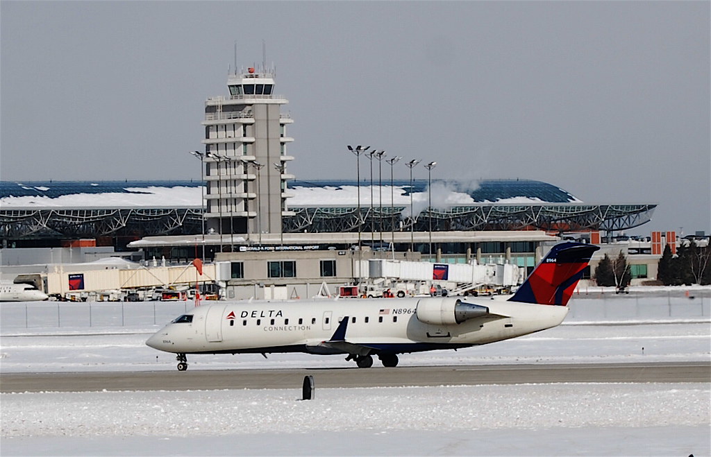 N8964 GRR Delta Connection RJ has landed on 35 / Taxi to… Flickr
