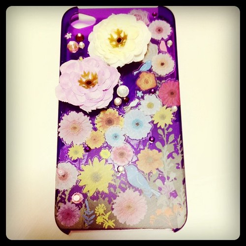 久々にiPhoneケースのデコをした。転写シールとストーンとお花で、テーマは春！ hikaru oga Flickr