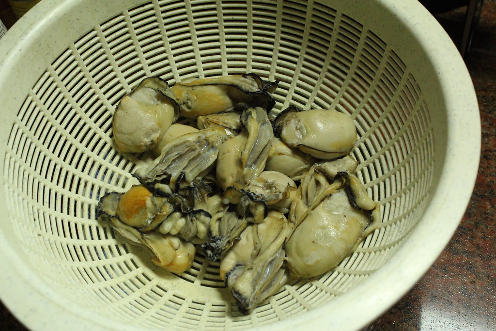 Oysters (uncooked) littlepigus Flickr