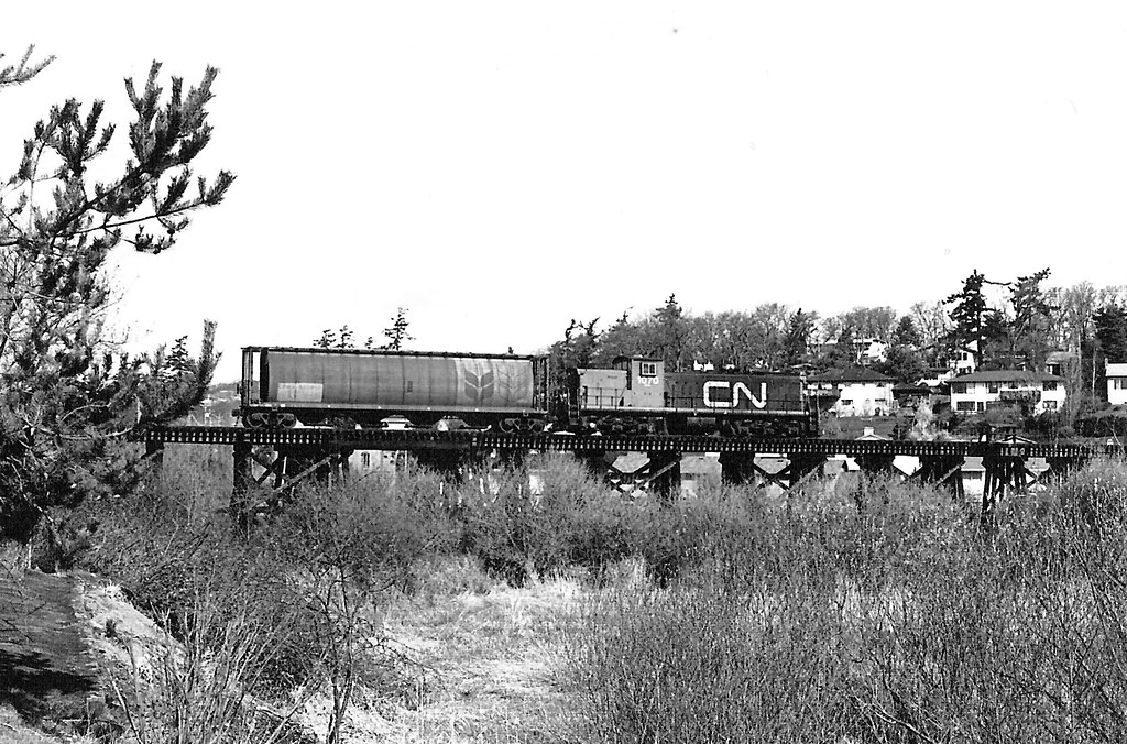 Crossing Swan Creek Trestle CN 1070 and 1 grain load, head… Flickr