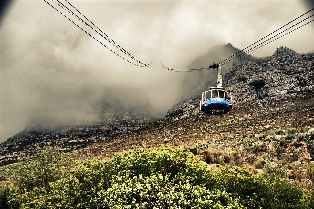 Table top mountain Cable car descending at Table top mount… Flickr