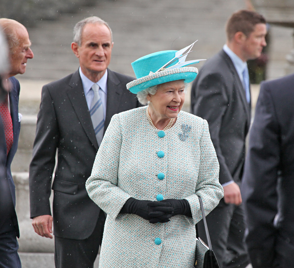 Queen Elizabeth II lays a wreath at the Irish War Memorial… Flickr