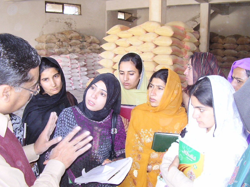 Visit to Flour Mill Trainee Teachers of PGDC09 (1203201… Kashmir
