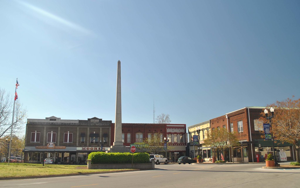 Lawrenceburg Town Square Established in 1806, this town wa… Flickr