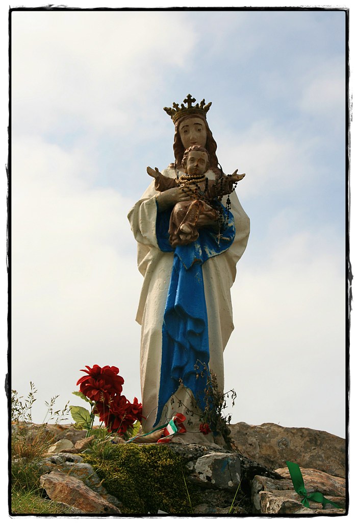 Virgen de Biakorri, llamada d’Orisson, Es una pequeña tall… Flickr