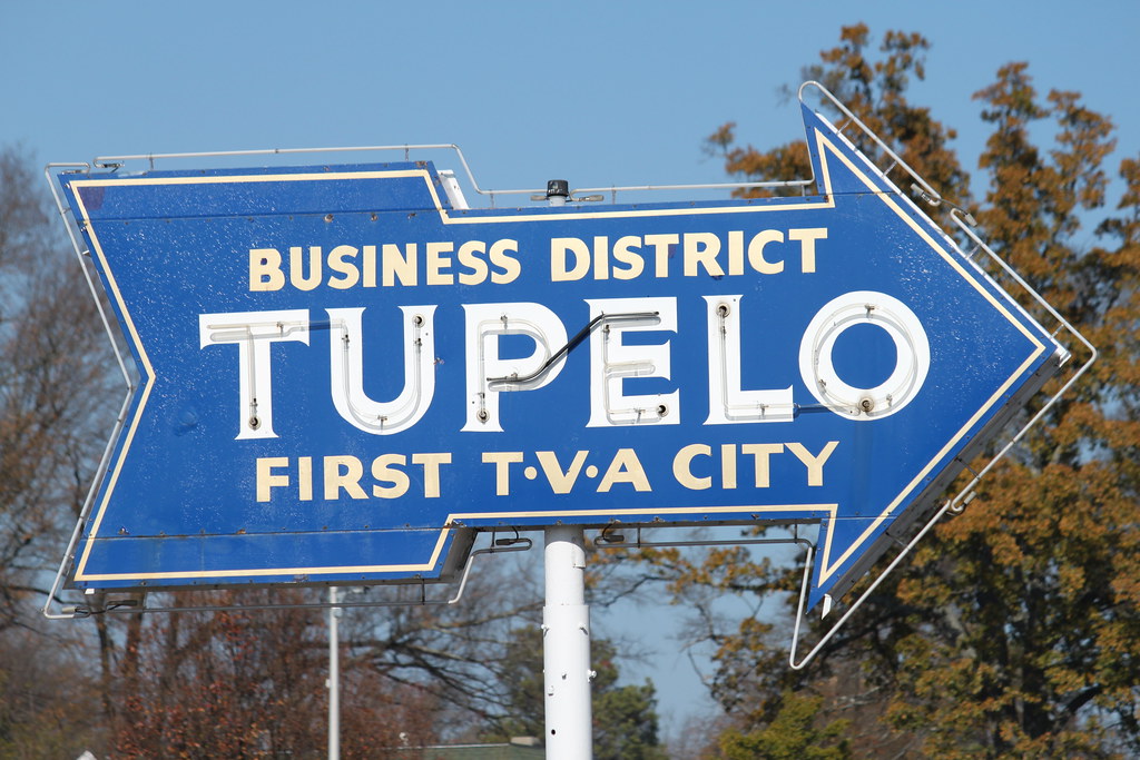 Tupelo Sign The Tupelo arrow sign is a local landmark and … Flickr